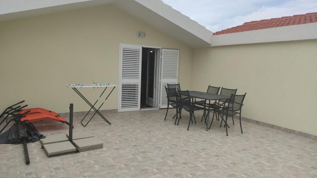 Apartmani Andrea Karlobag Exterior foto